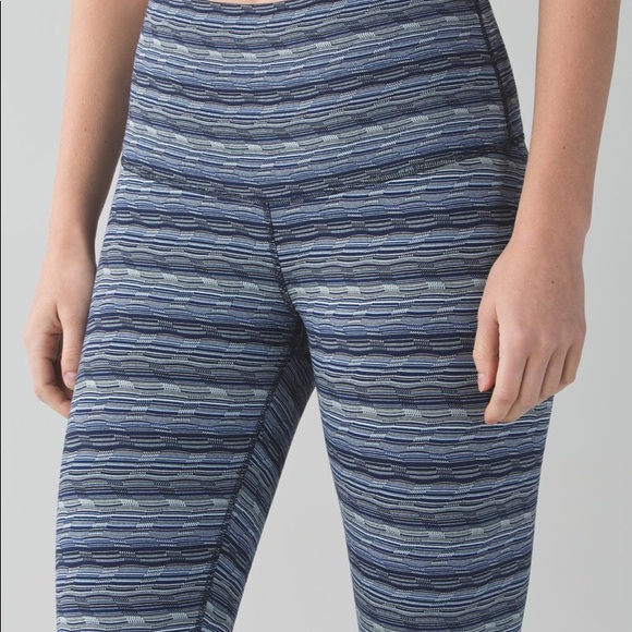 NWOT Lululemon Wunder Under Crop Hi-Rise - Picture 3 of 6